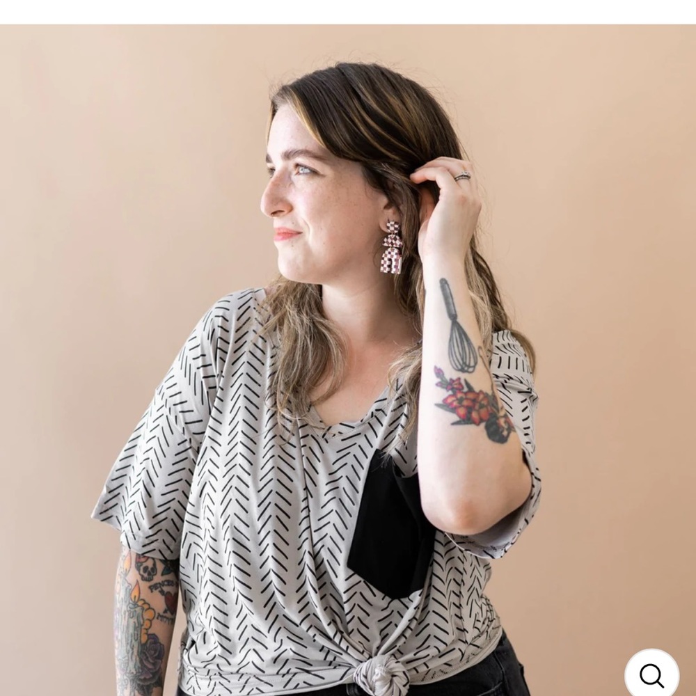 Kyte womens v neck tee in khaki herringbone